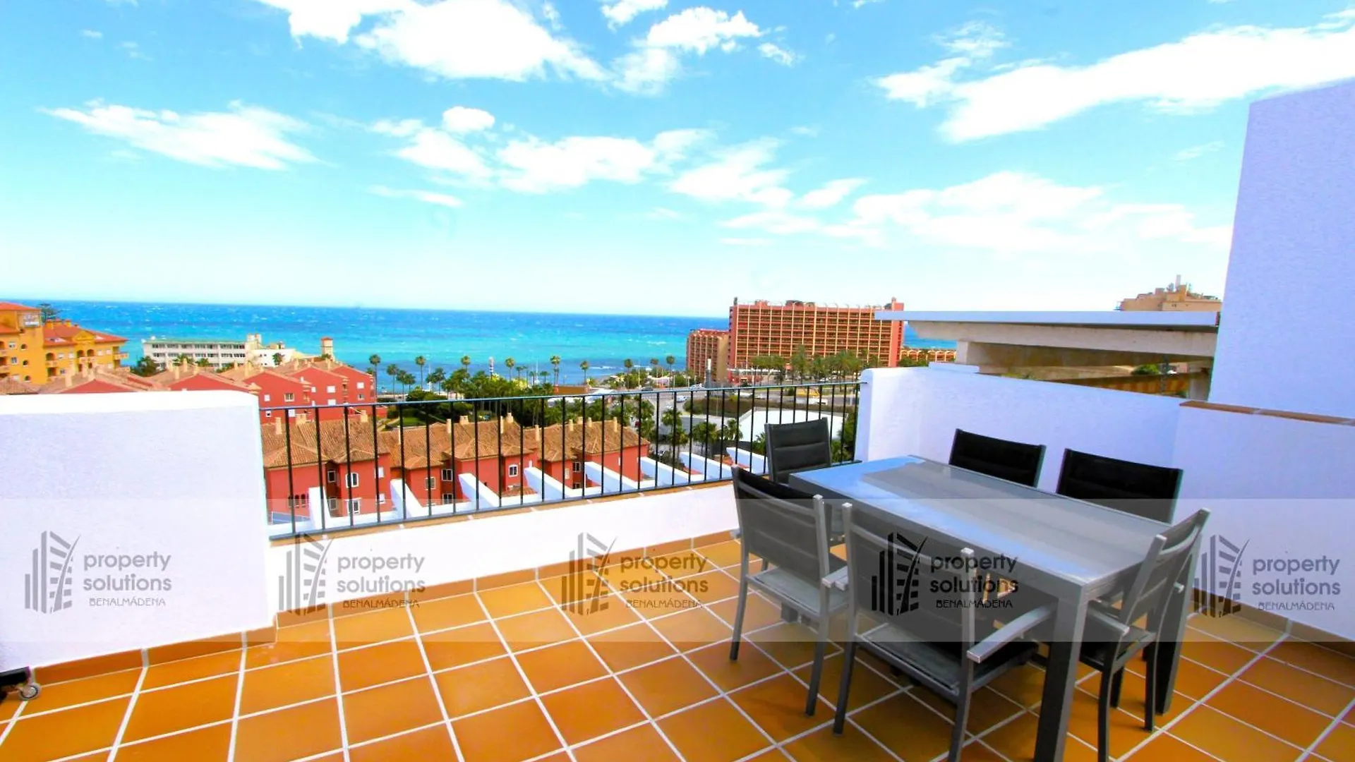Lomas de Mena: Seaside Penthouse with Pool and BBQ Apartment Benalmadena
